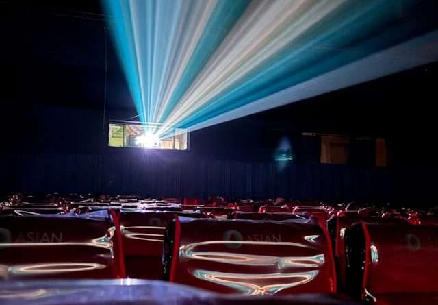 Illustration de la section Cinéma de BOOM! Culture Media, dédiée au fantastique, à l'horreur et à la science-fiction
